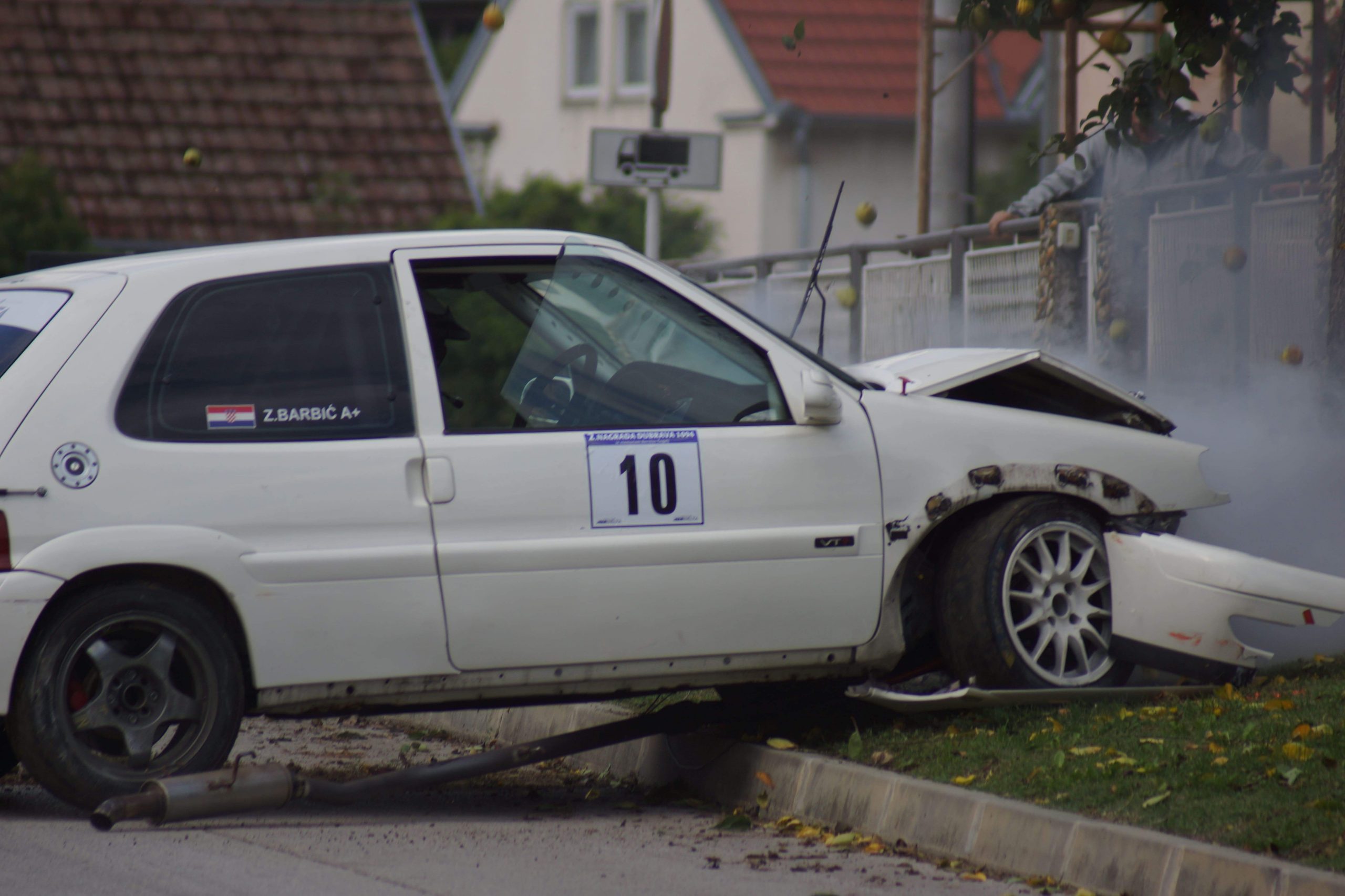 Zabio se u drvo! Evo kako je završio autoslalom u Dubravi Zabio se u drvo! Evo kako je završio autoslalom u Dubravi